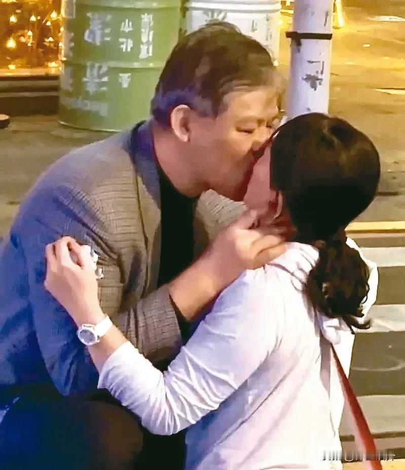 赖清德的警卫室主任谢静华，前几日被拍到在户外热吻一名女子。
台媒爆料称被吻的女子