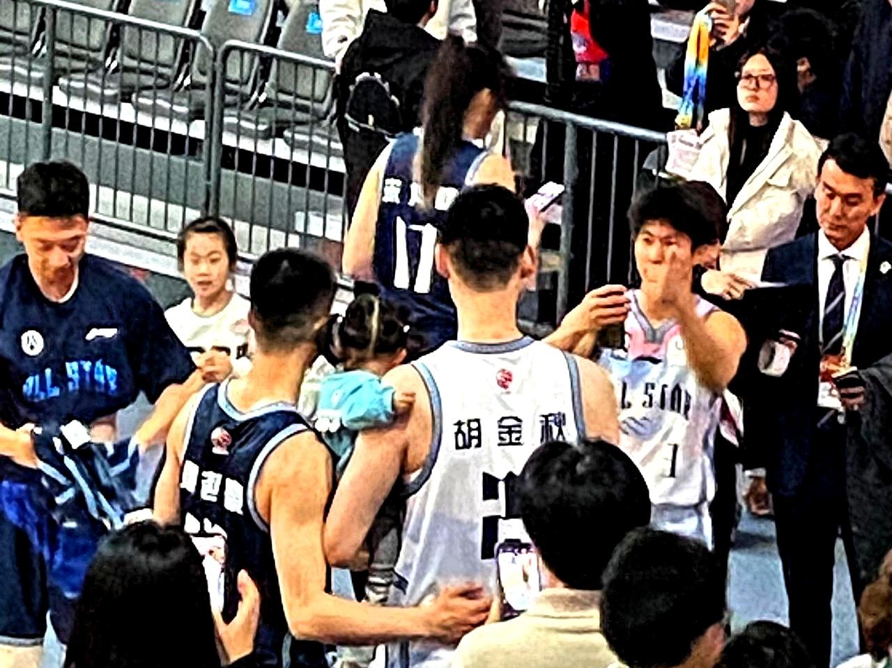 拿了全明星媒体票总票王的胡金秋，这次最火的镜头是抱娃。
小女孩是诸暨本土球员唐