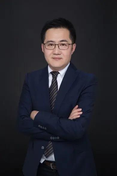 蒋宁，毕业于日本京都大学和东京大学，马上消费金融股份有限公司副总经理兼首席信息官