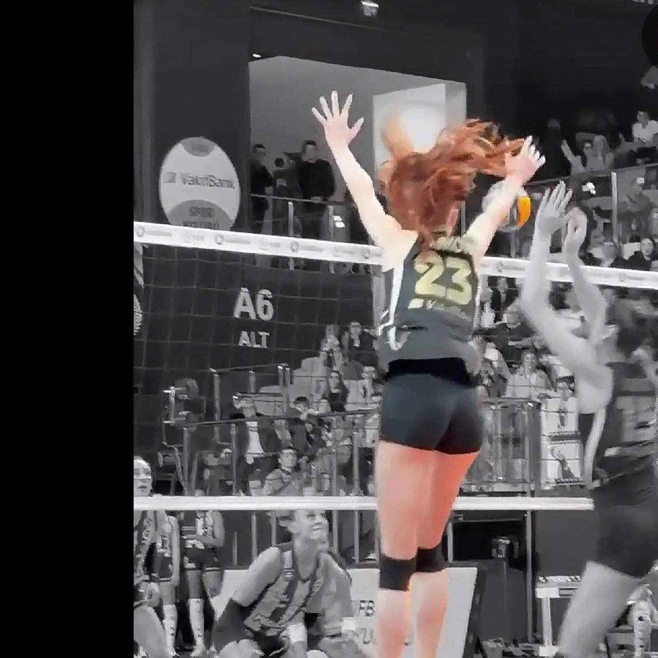 隔网强强身体对抗，马尔科娃单掐瓦尔加斯！
曾签约天津女排的瓦尔加斯，在中国排超联