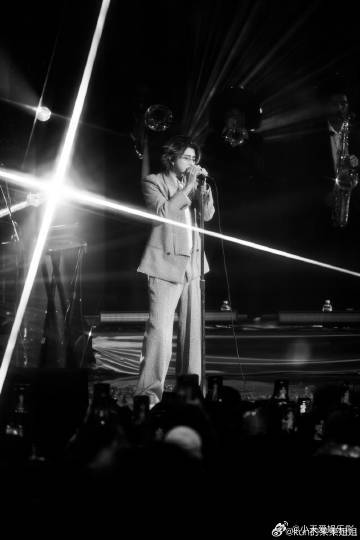老外被蔡徐坤演唱会狠狠圈粉了蔡徐坤演唱会中场休息不到30秒 原本对演唱会没太大期