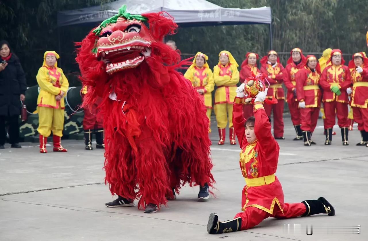 耍社火，看大戏，接财神，感受非遗里的中国年，2025西安楼观新春古会人气旺旺。