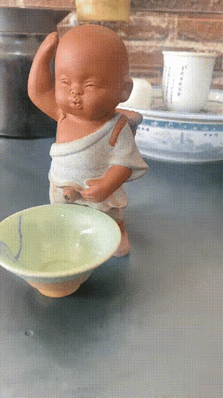 这就叫享受？把泡好的普洱茶，再倒入幼儿玩偶，让他用小吉吉流出来。这样就更好喝了吗