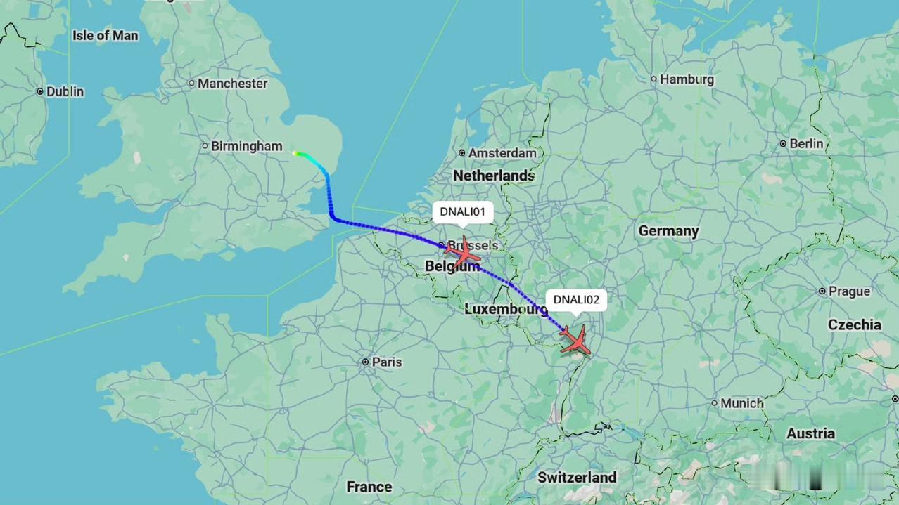 美国空军 E-3G 预警机（呼号 DNALI02 与 DNALI01 ）已从英国
