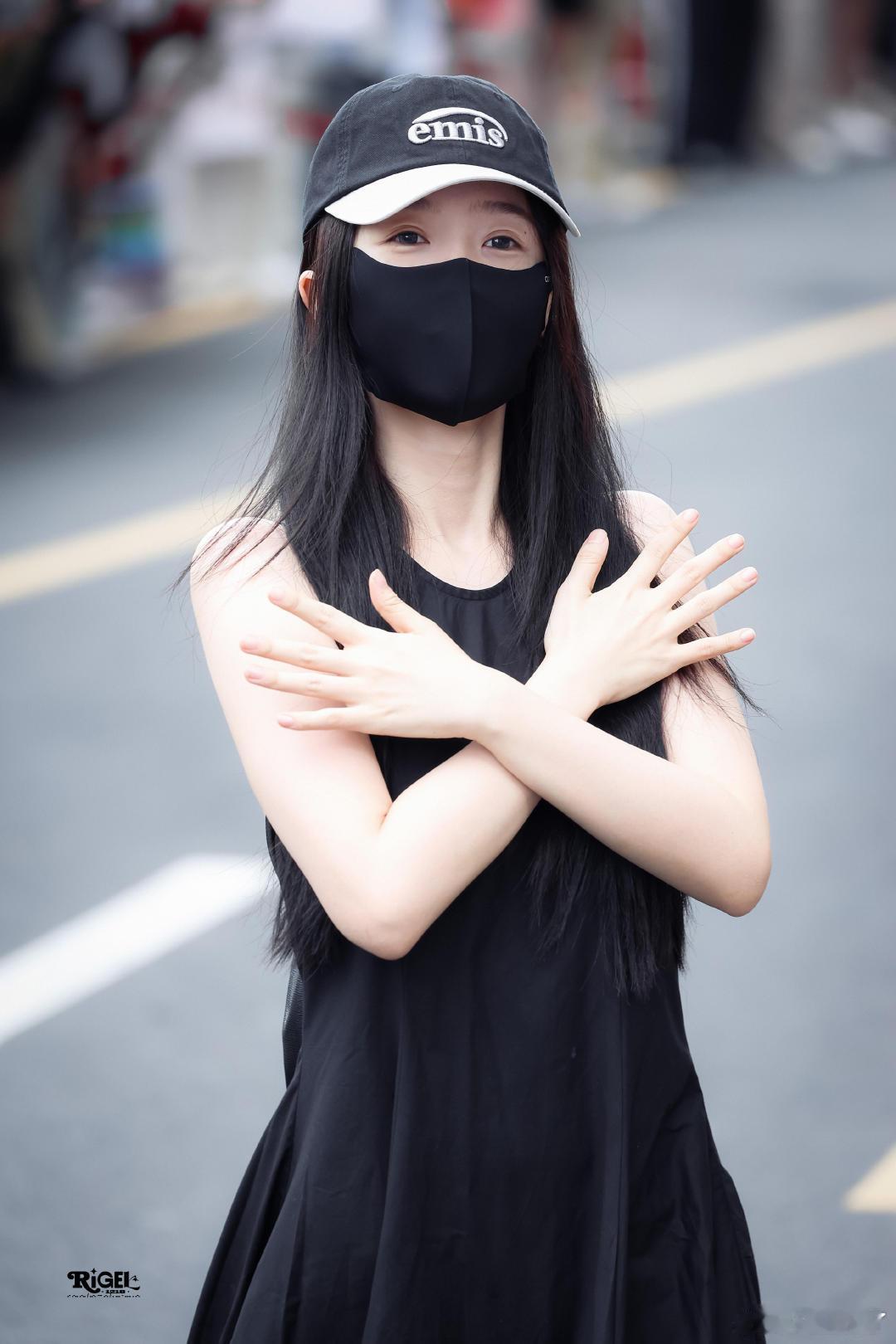 虞书欣露背花苞裙虞书欣露背花苞裙，好美啊~ 虞书欣黑色背心裙