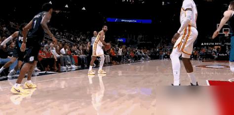 2米16杨瀚森，成隔扣背景板
北京时间3月2日，开拓者惨败老鹰34分的垃圾时间