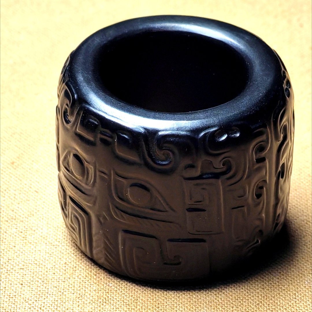 古玉杂谈 “黑漆古”是一种黑沁的名字，俗称；水银沁。墨玉是和田玉中的一某个品种，