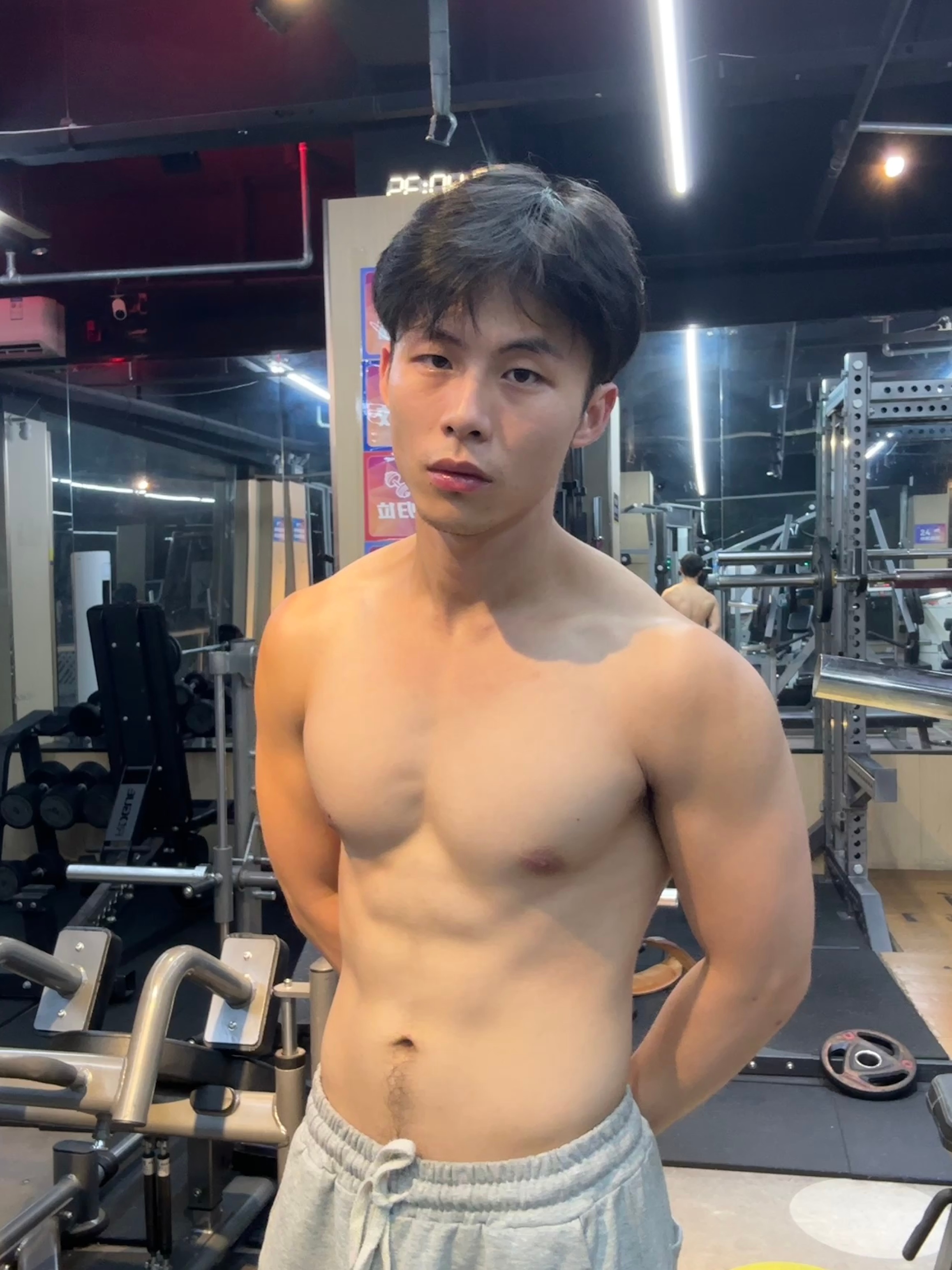 沉迷于自身美色 
