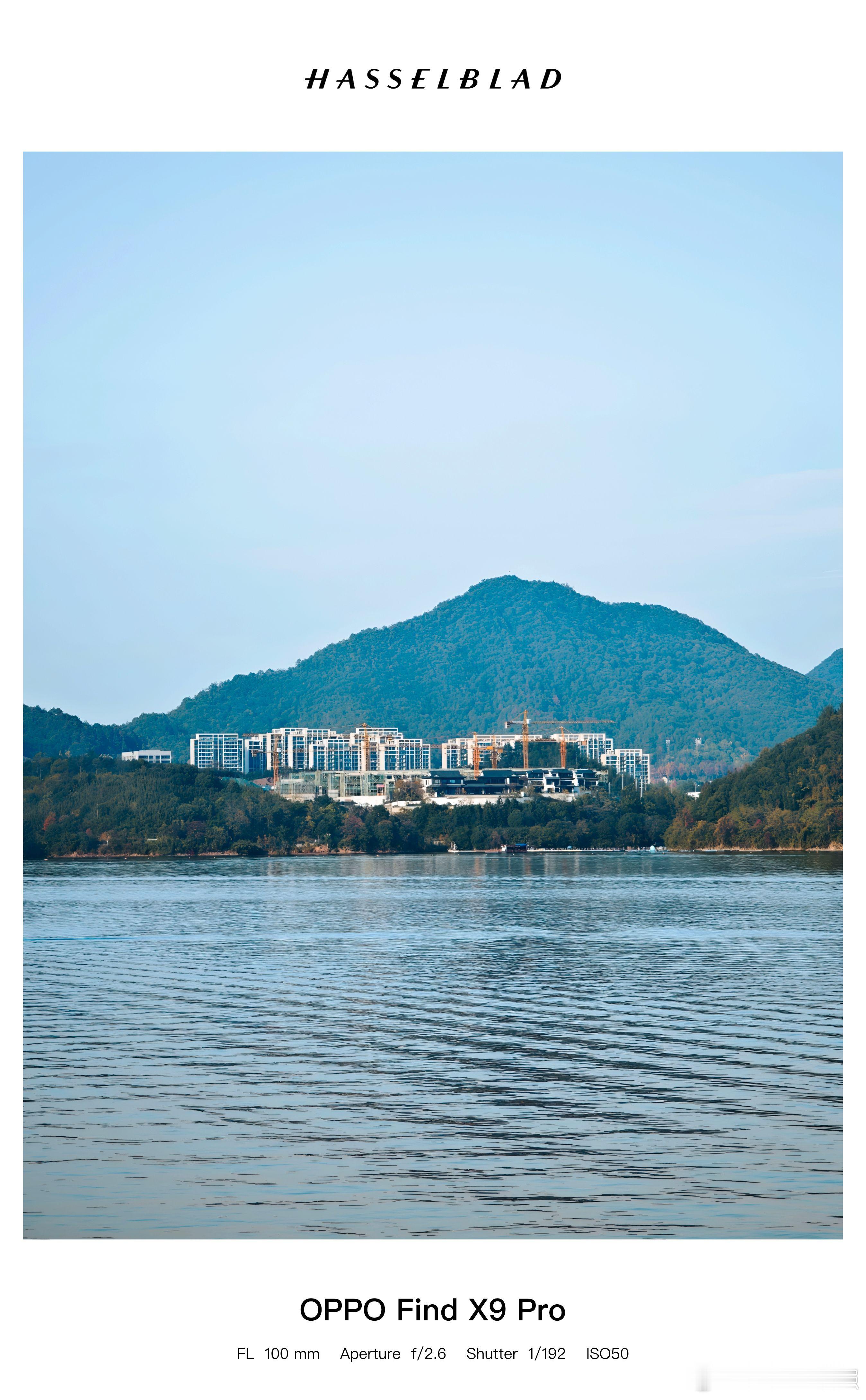 早起瞎逛的收获 湖边晨雾还没散干净，随手拍的水纹裹着日出的光（这橘子色是真透亮）