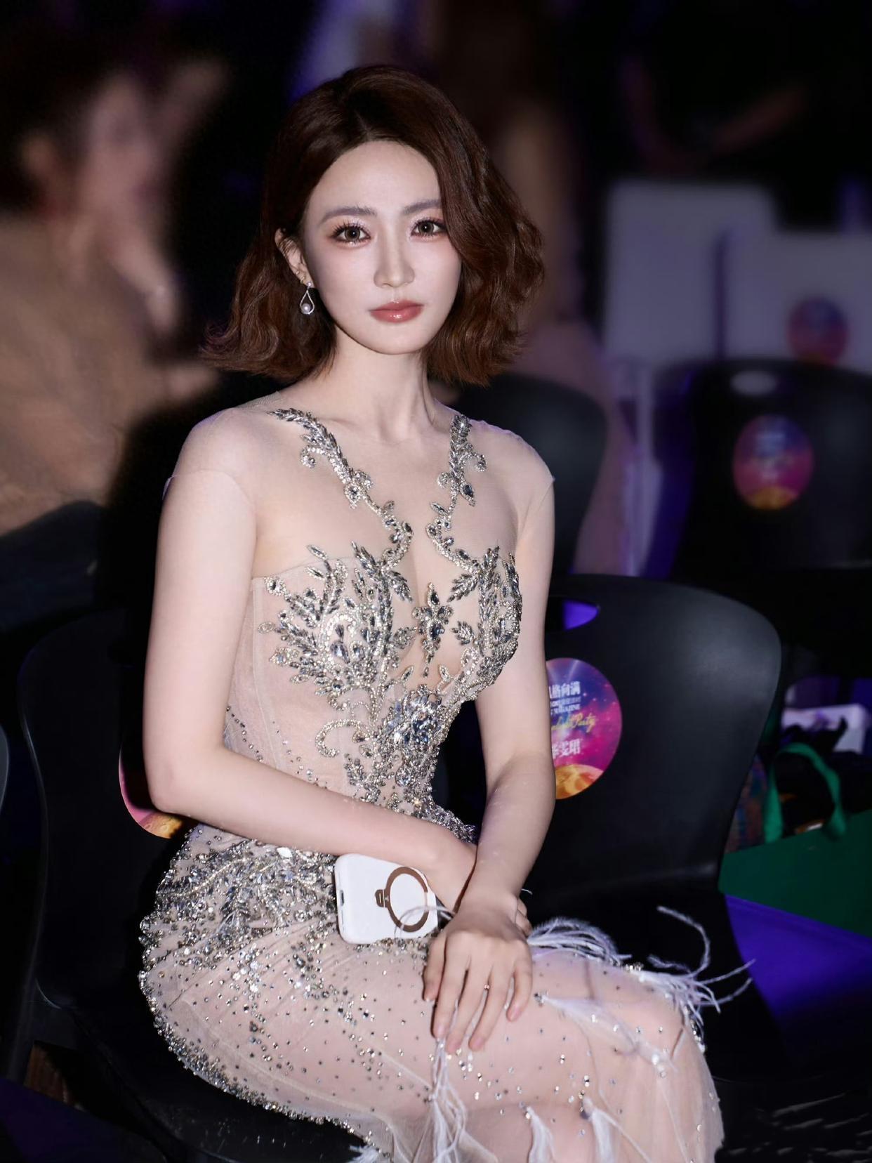 女神徐璐性感私房写真，裸色透视长裙，性感撩人[比心][比心][赞][赞]娱乐 ，