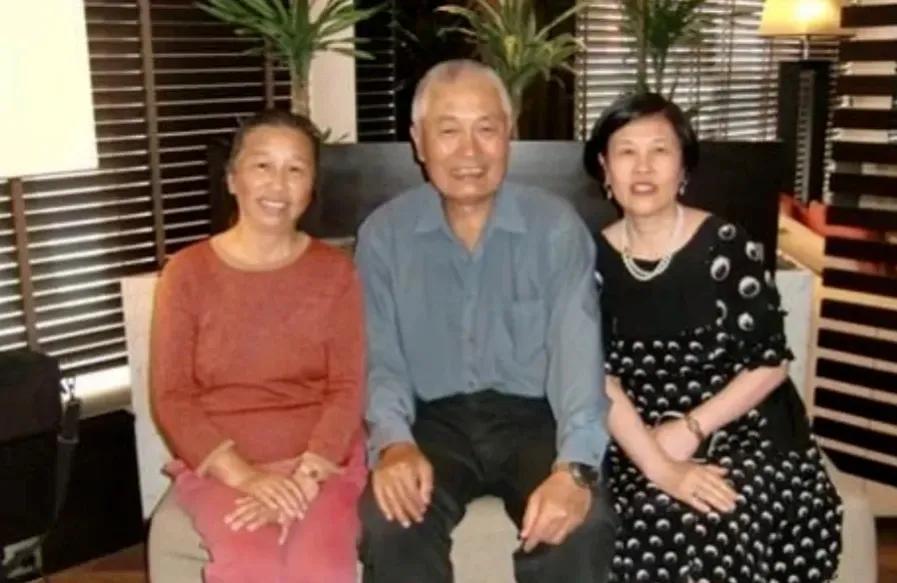 这是2015年，陈小鲁和妻子粟惠宁，留下的一张合影，陈小鲁是陈毅元帅最小的儿子，
