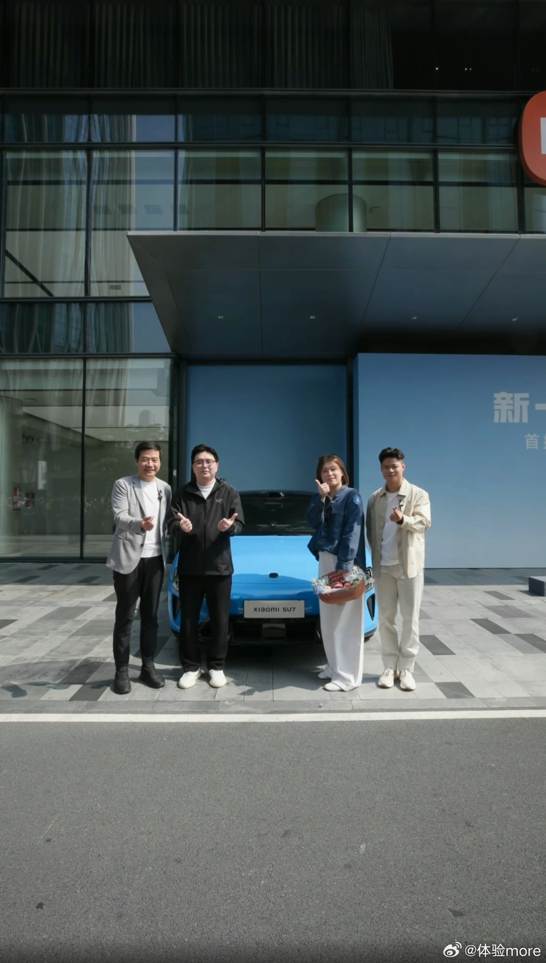 小米新品发布会雷总在刚刚的直播中宣布新一代SU7锁单超过3万辆，而且新一代SU7