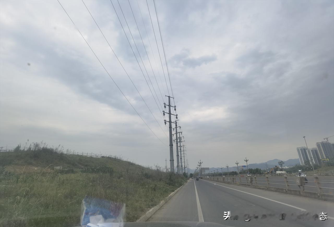 车窗外的城市边缘，真的藏着绝美风景。就像2025年8月30日湖南常宁城郊，远山、
