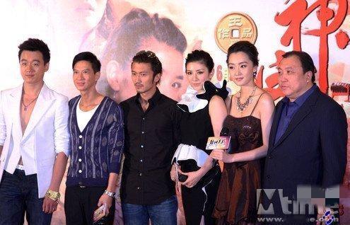 这张合照，我认出了高大修伟的佟大为，瘦小单薄的张家辉，发型犀利的谢霆锋，身宽体胖