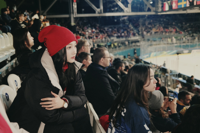 关晓彤冬奥红彤彤红彤彤的关晓彤 关晓彤冬奥红彤彤，是看冬奥戴红帽，一身红彤彤的关