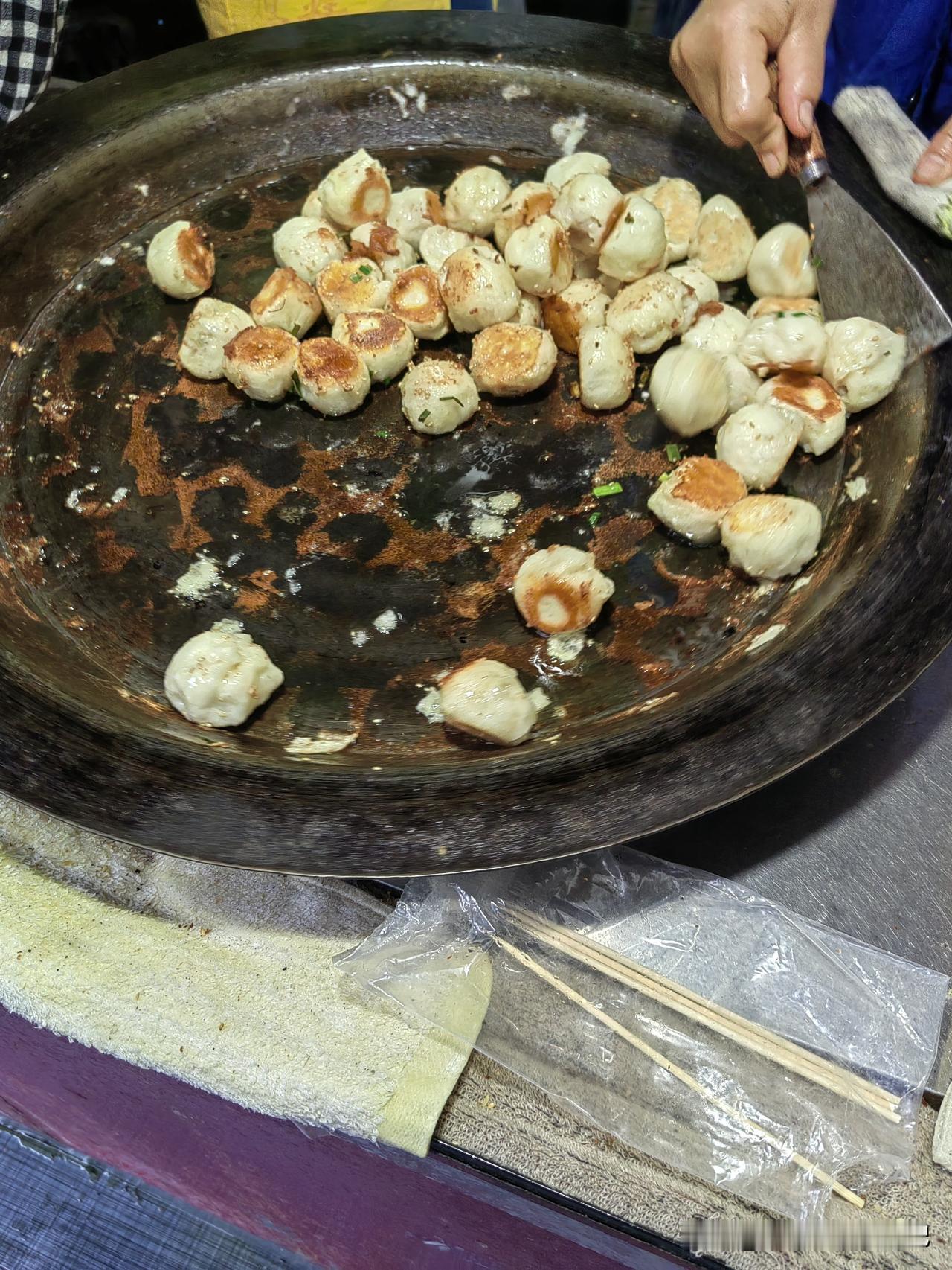 什么时候都有人把生意做的红红火火
今天路过这样一个水煎包小铺，已经路过了n次了，