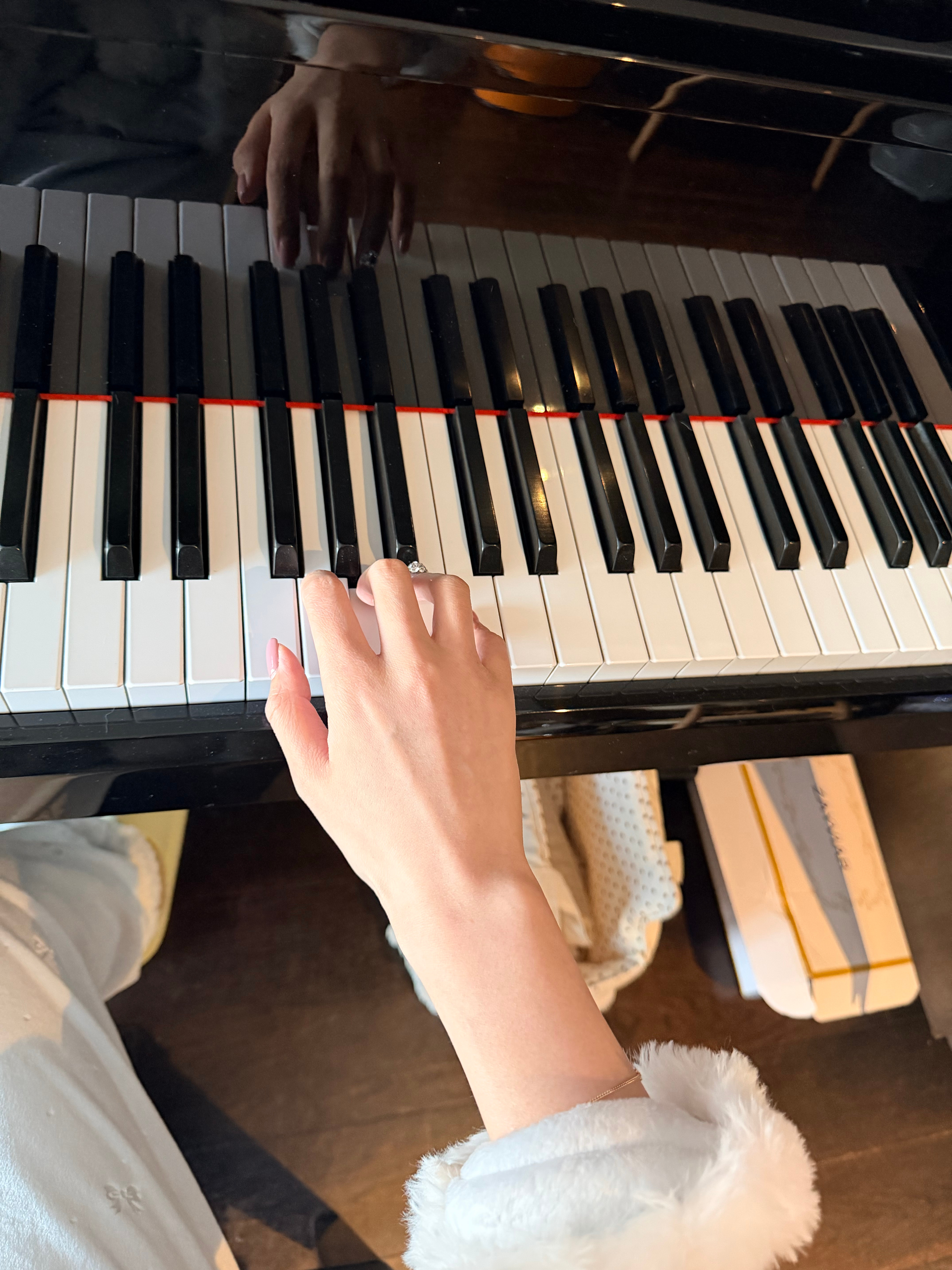 弹个琴被自己的手迷住了 ​​​