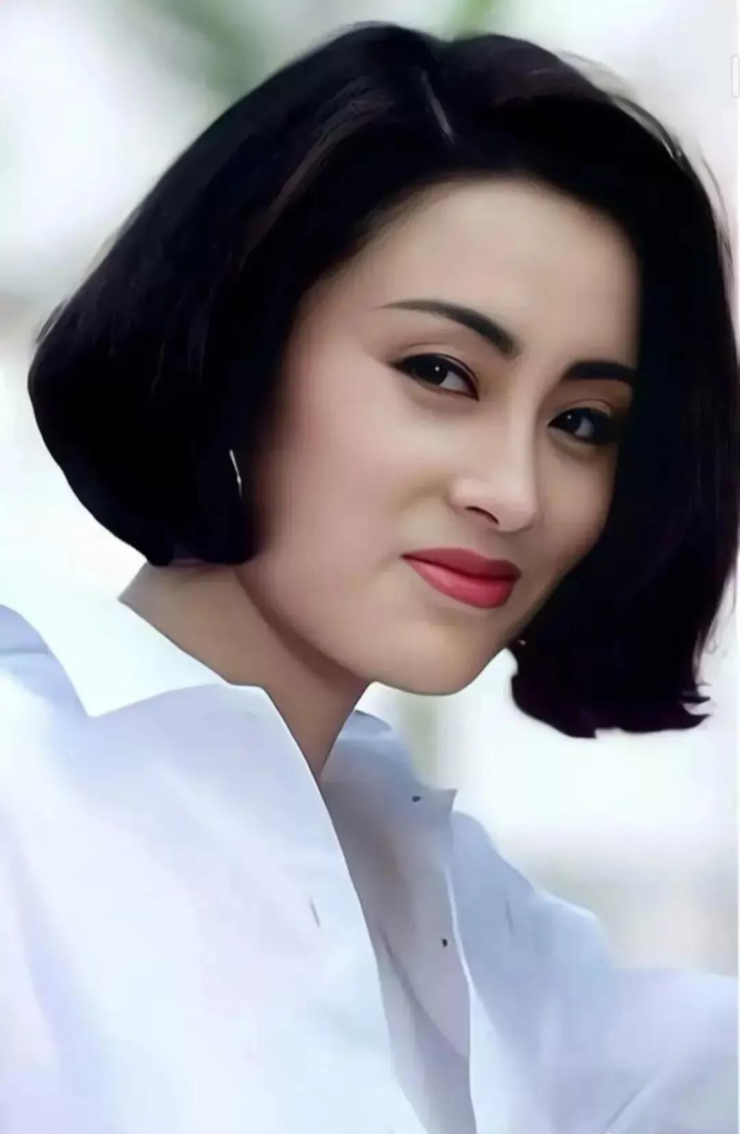 当年，跟了向华胜9年的张敏向向华胜提出分手，向华胜威胁说:“离开我，整个香港都没