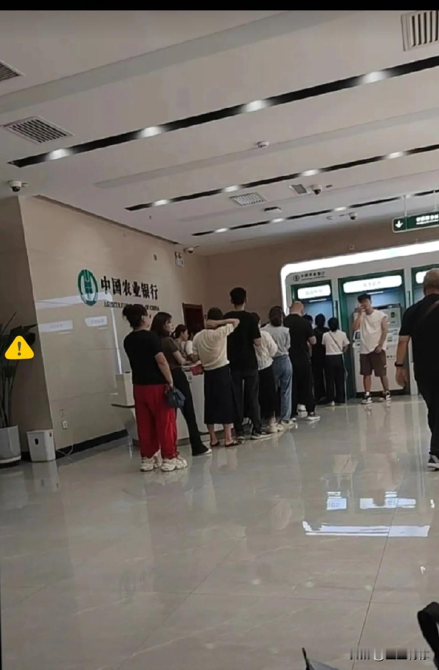 银行彻底傻眼了，
他们怎么也想不到，最近怎么那么多人来银行，不存钱也不取钱，而是