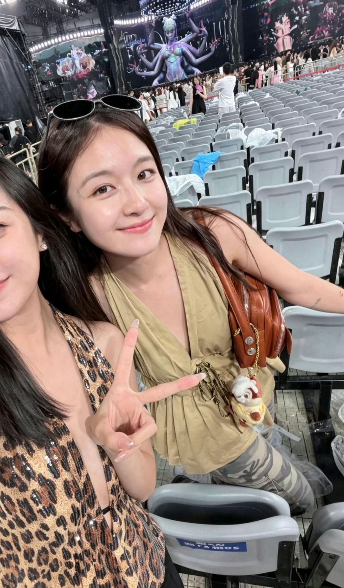 李兰迪去蔡依林演唱会 看到好多路人偶遇李兰迪看蔡依林演唱会的生图，真人状态超美。