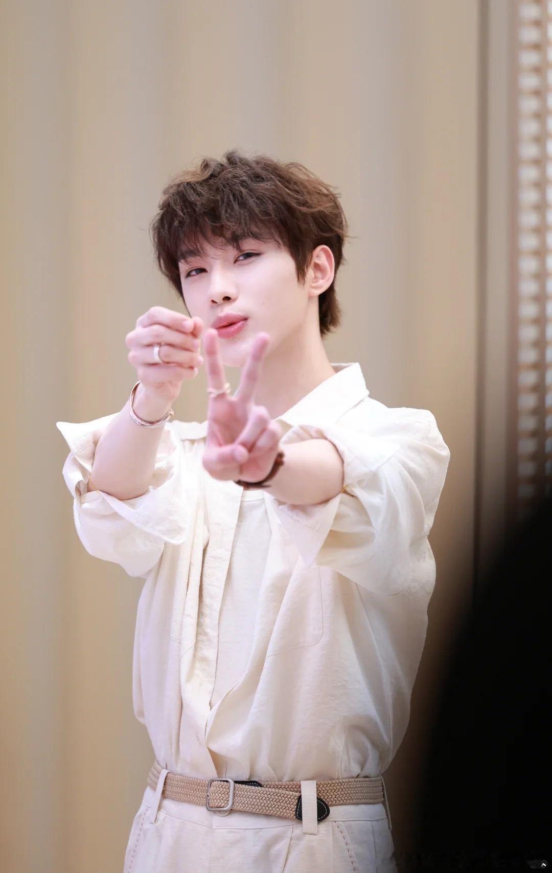 年下姐弟恋+对方有男友+第三次告白被拒——这设定太带感了！吴添豪演的00后小奶狗