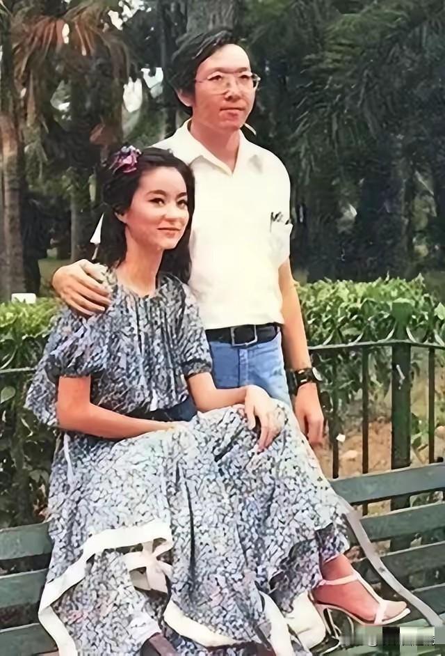 在林青霞的众多男友中，最没有存在感的应该就是照片上这位赵宁先生了。
赵宁是作家，