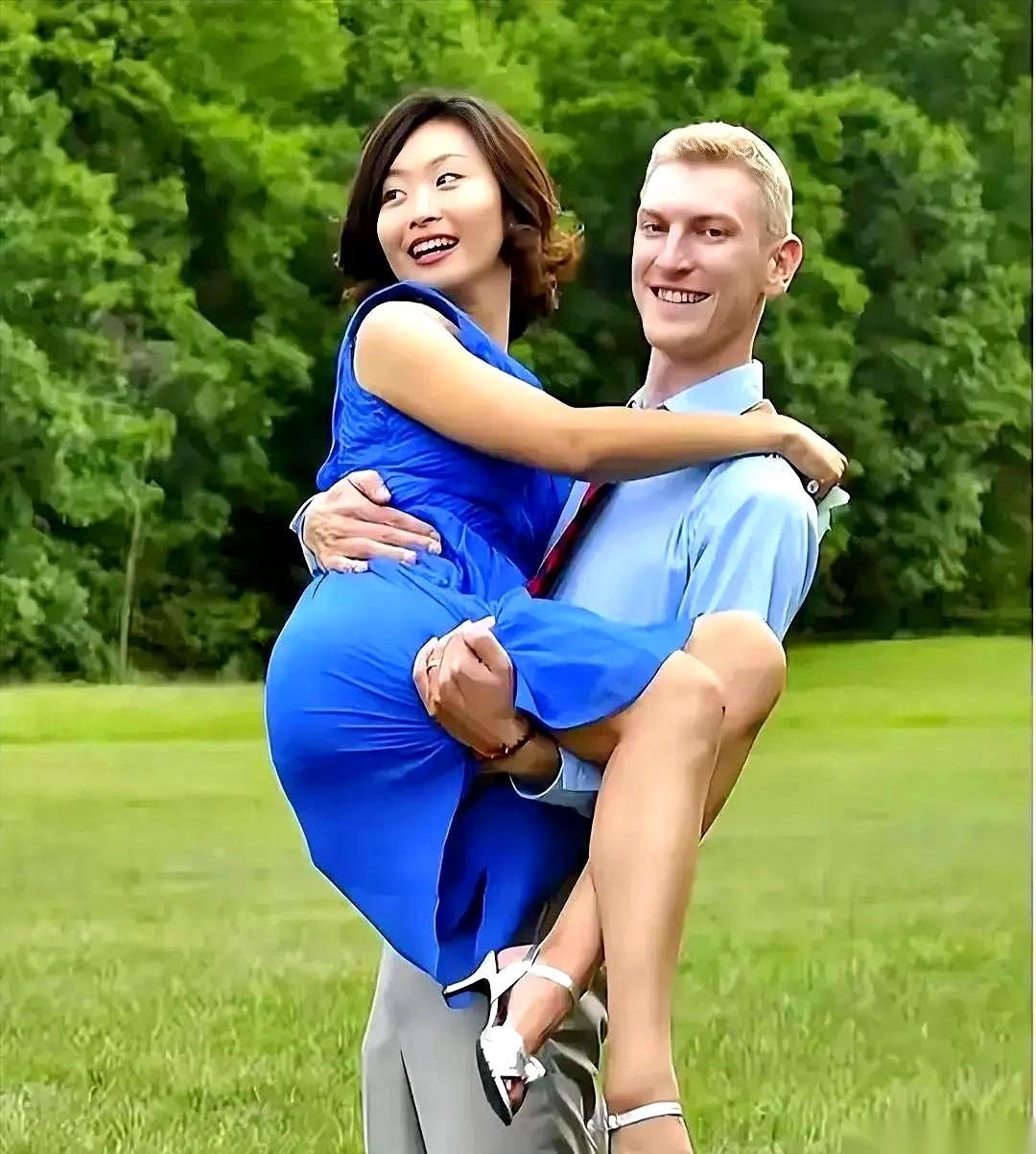说真的，有些人一出生，手里就攥着一副王炸。
亲妈是敬一丹啊，朋友们。这是什么概念