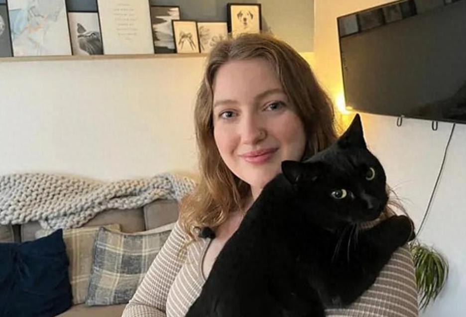 【失散五年，黑猫宾迪的圣诞团圆奇迹】据英媒报道，近日，一只在新冠封锁期间失踪的家