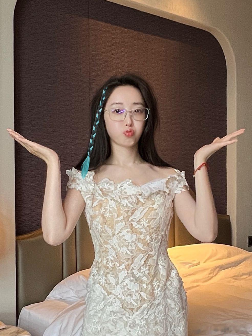 蒋梦婕让大家帮忙选华表奖发型从温柔卷发到酷飒白发，蒋梦婕的华表奖发型合成照美到窒