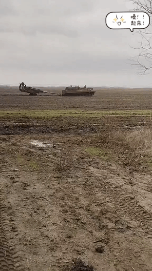 M777果然是高科技产品，在乌克兰有VIP待遇。一辆苏式2S1“康乃馨”自行榴弹