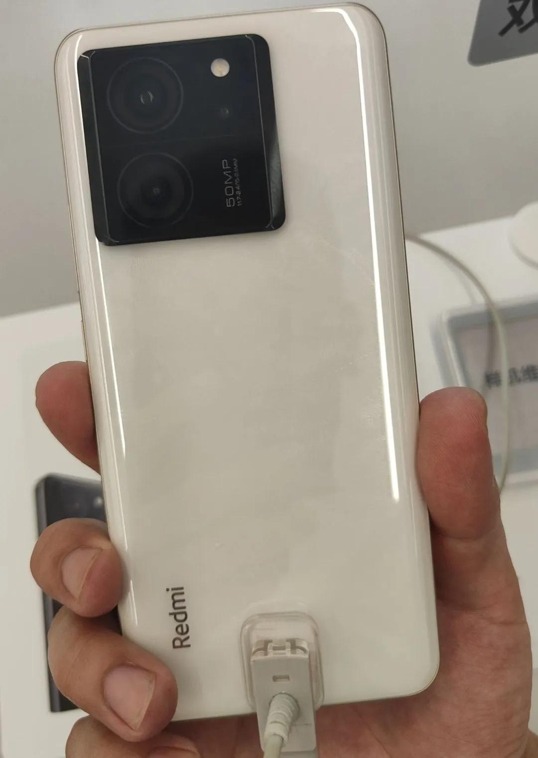 K60至尊版上手，5个体验。

1，背部的颜值是真的没问题了，在小米之家远远的看
