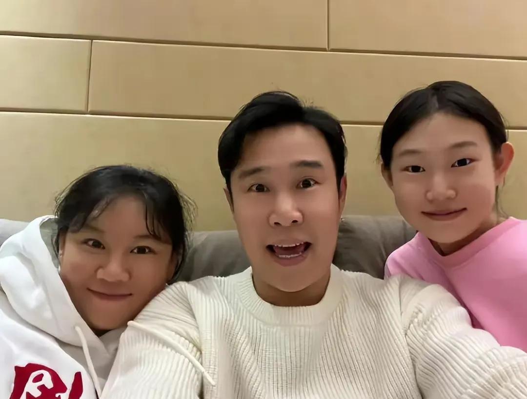 最幸福的星二代还是王诗龄而是小沈阳的女儿的沈佳润吧！

作为独生女的她，从小家庭