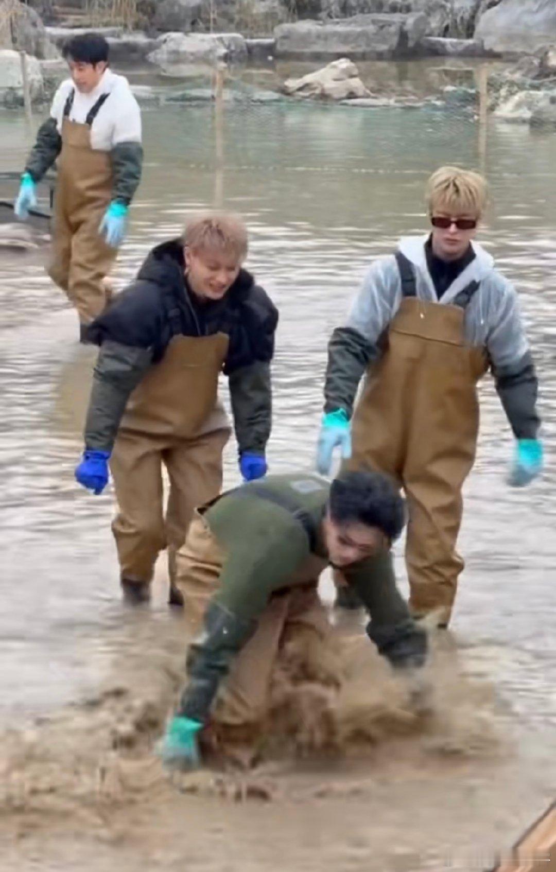 范丞丞抓鱼被熏吐了范丞丞被熏yue了心疼又想笑！范丞丞抓鱼被熏到生理性抗拒，这波