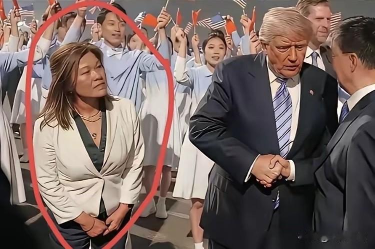 别误会！特朗普访华的中文翻译是韩裔美国人。
好多人会想到她是华裔美国人，其实不是