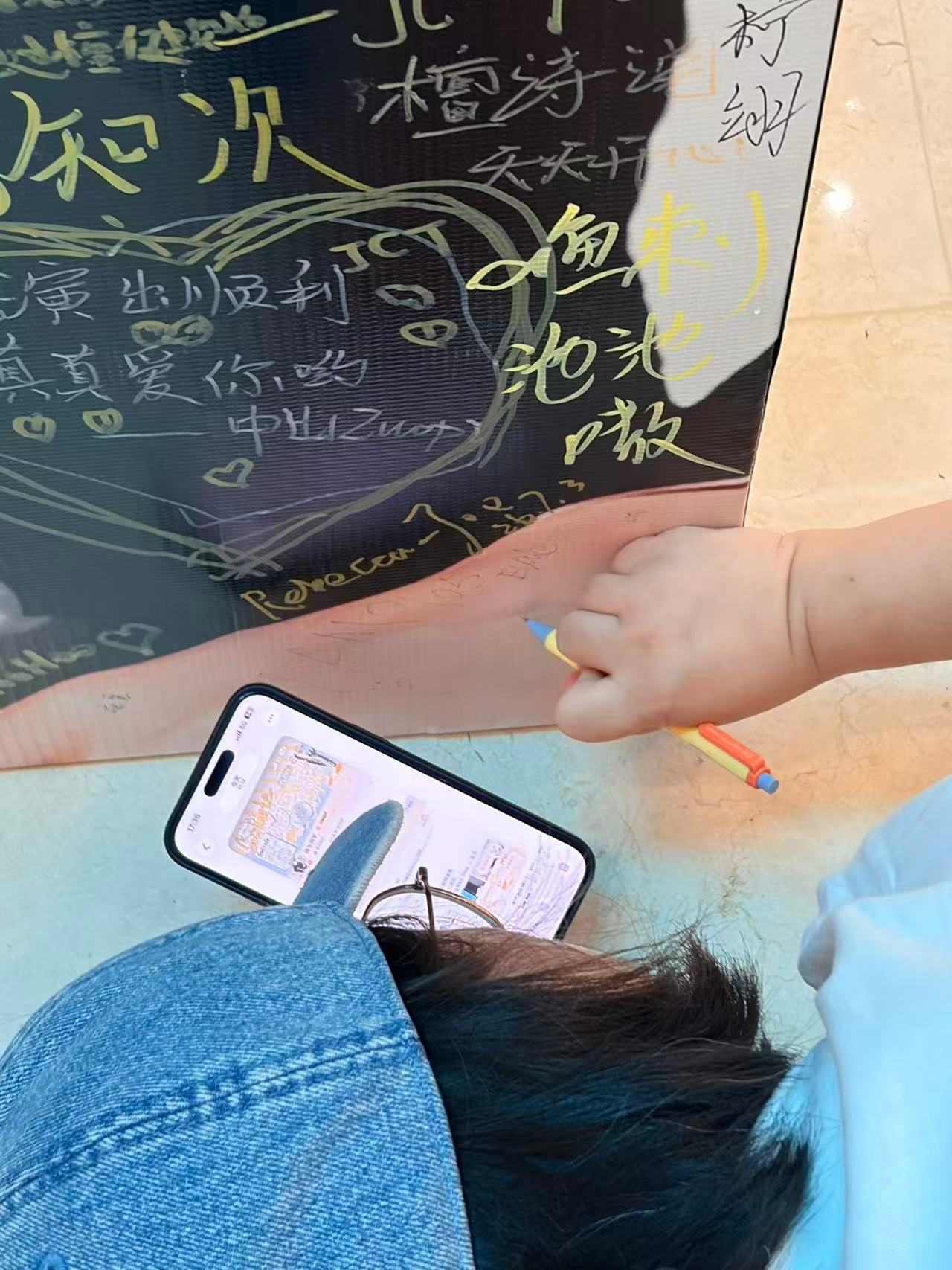 小破站一家人就是要整整齐齐今天还没见到爸爸人呢，先行给爸爸跪下了，年纪大了就是做