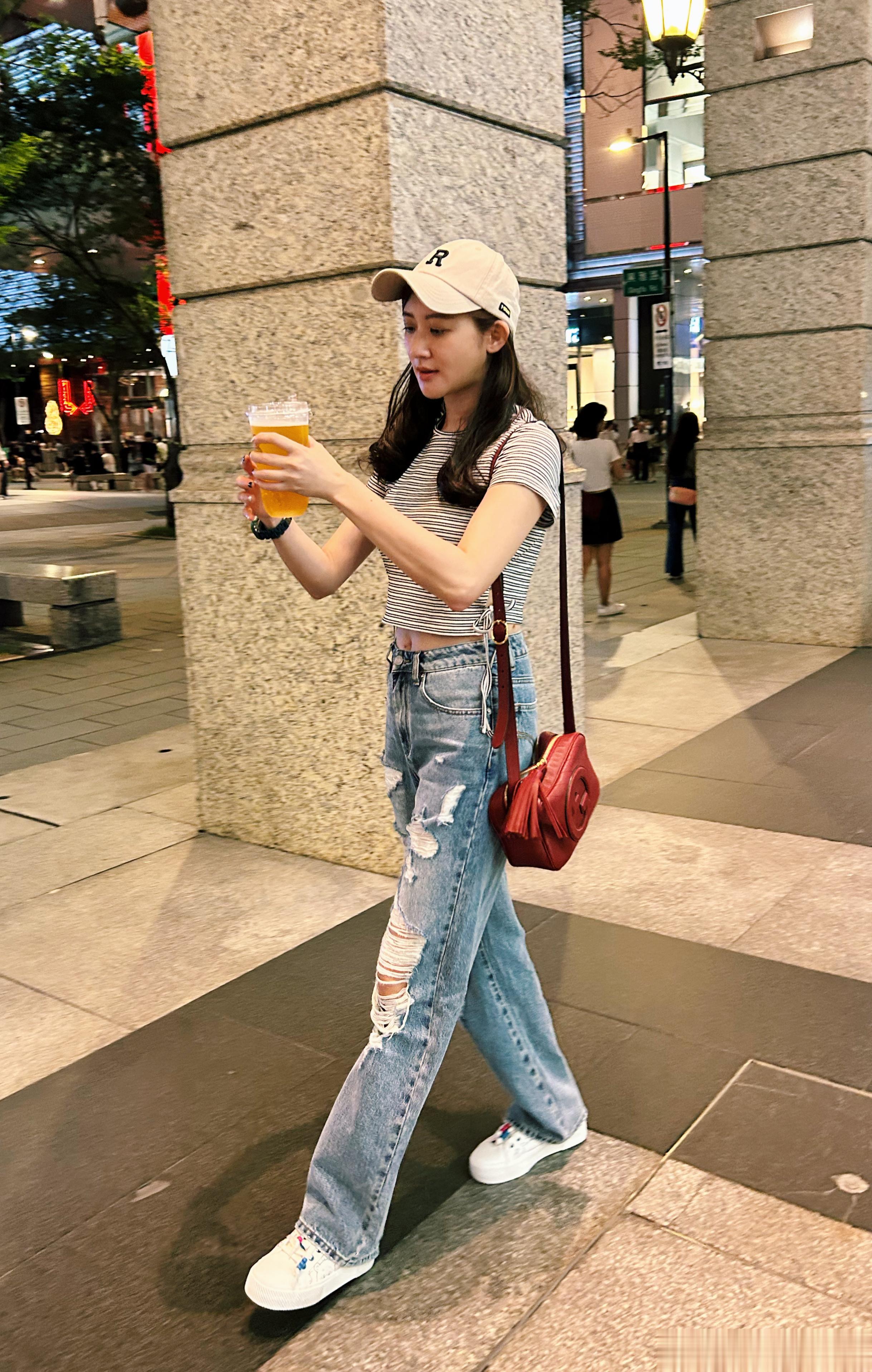 等待電影開演前的空檔🥸 ​​​