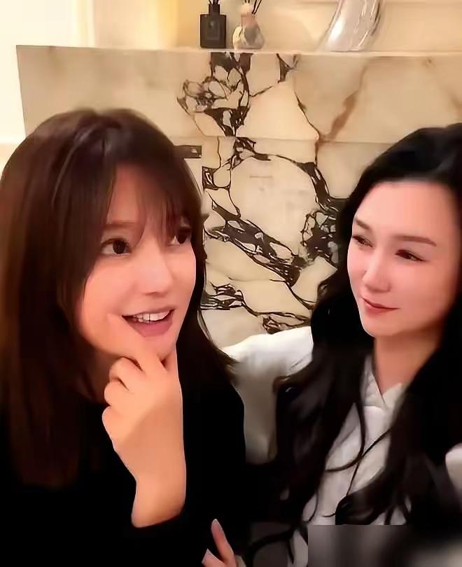 久未露面的赵薇又开始蠢蠢欲动了，刚出来搞直播，就被平台拉黑。
有网友说，好样的。