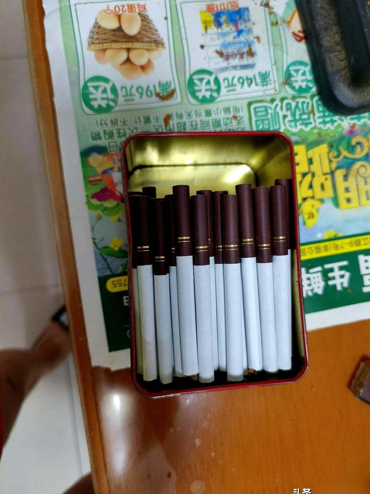 烟摊前，一个老头冲我老公搭话：“大爷，七十几了？”
我俩都没吱声，以为在问别人。