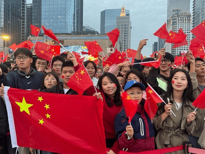 “快看！新北市校园里这幕太戳心了——几个初中生把五星红旗贴在教室后墙，旁边用马克