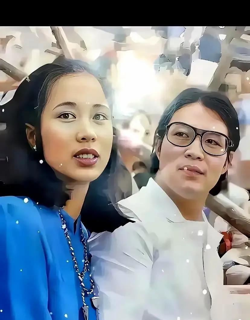 你相信豪门有爱情吗？
我劝你先别急着下结论。
看看霍震霆和朱玲玲。
当年那一场婚