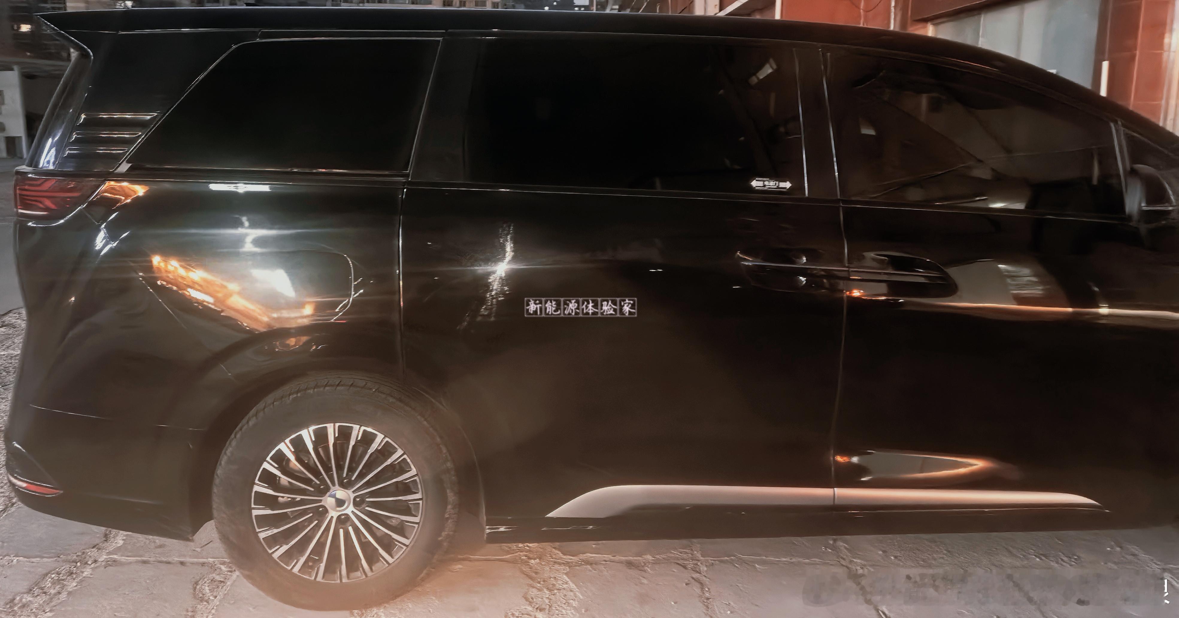 腾势D9黑武士过年成了老家孩子们专属座驾，后排双屏太香了✨但路边开门遭“滑铁卢”