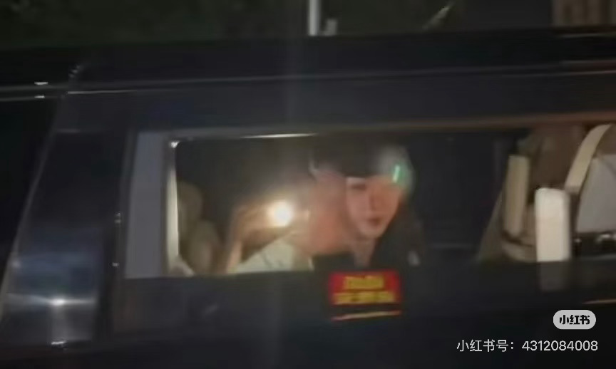 妈呀！虞书欣念相思下班开窗给粉丝饭撒时好像被激光笔照了这应该不是粉丝吧 