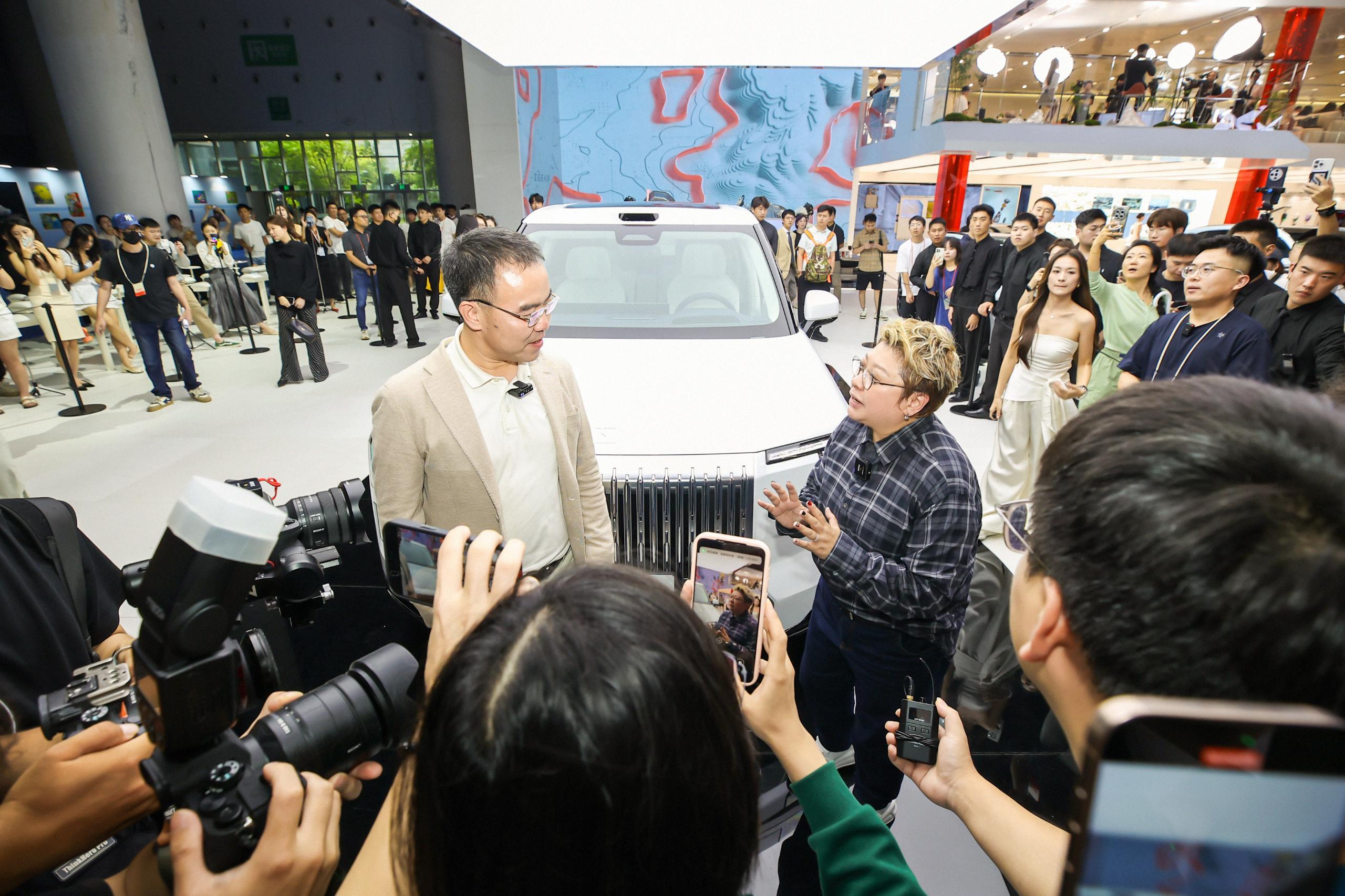 极氪9X，我愿称之为自主品牌中全能旗舰SUV。人对车的好感首先始于设计，高度原创