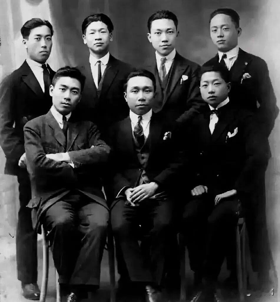 1921年的法国巴黎，七位中国年轻人西装革履，意气风发，，他们怀揣着救国救民的理