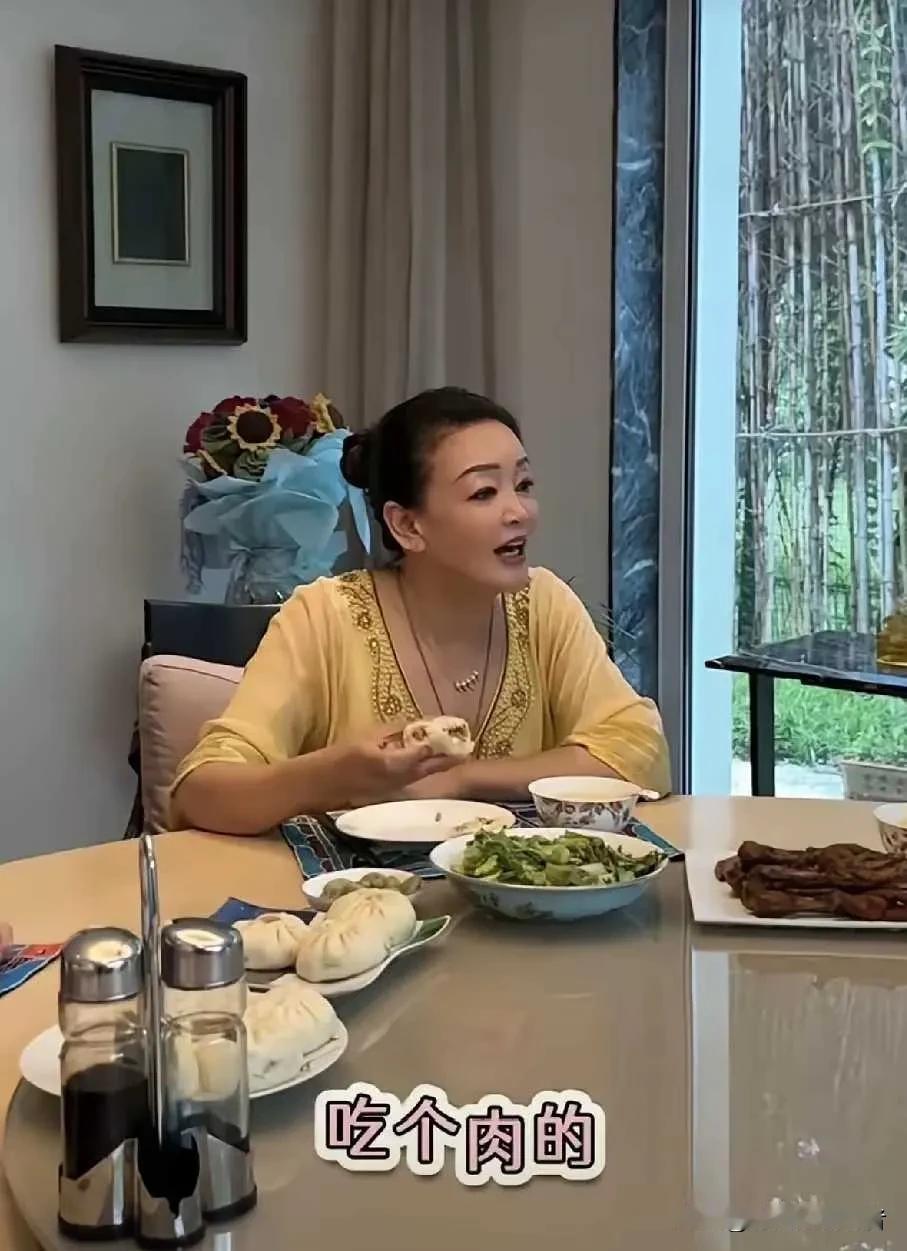 果然张兰没有做米饭，但是包子包了两个馅，有素，有肉。
这样马筱梅孕期反应不吃肉可