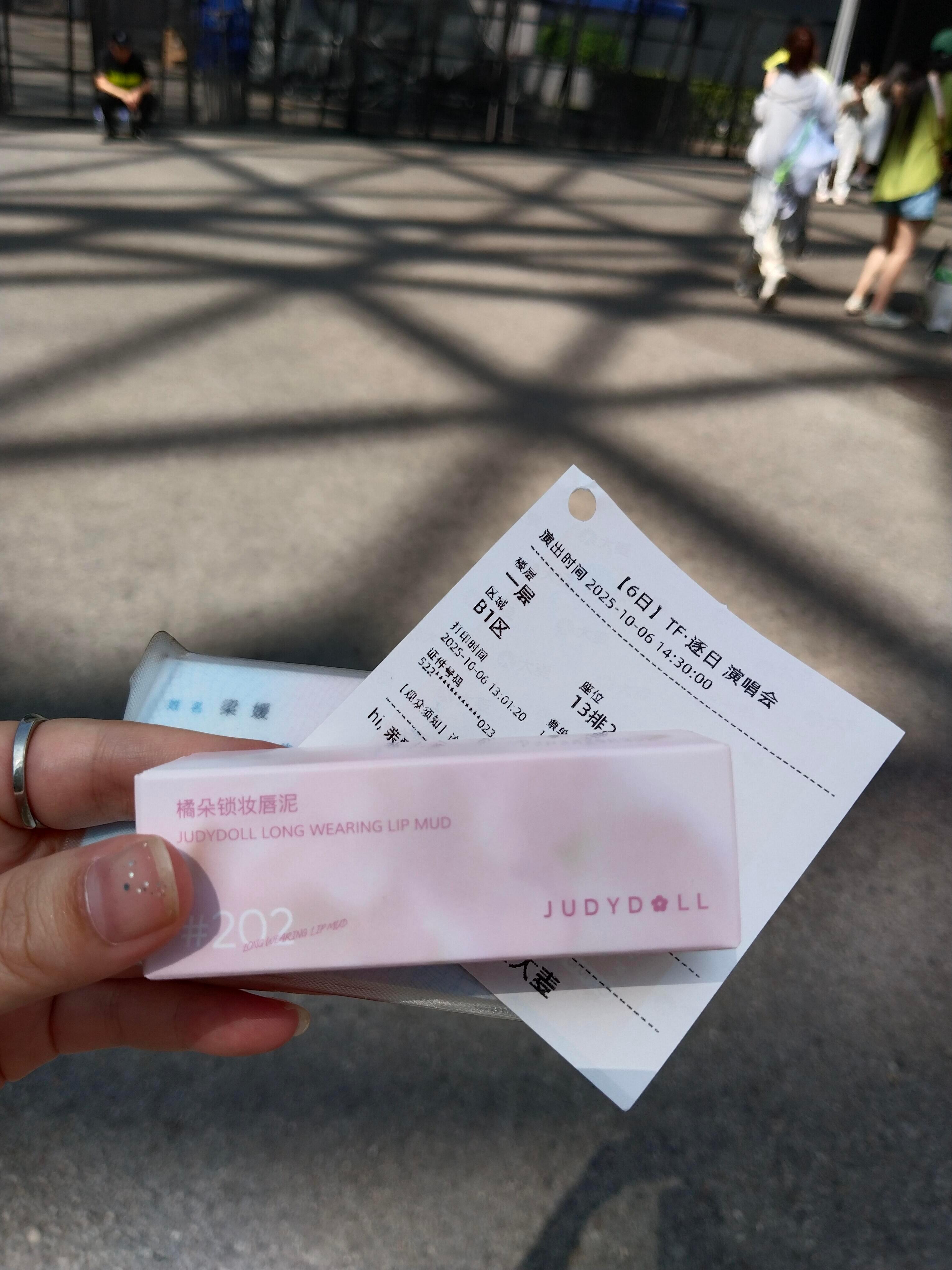 【邓佳鑫】邓佳鑫演唱会伴手礼给每个人都发了彩带，还有唇釉、手写信​​​