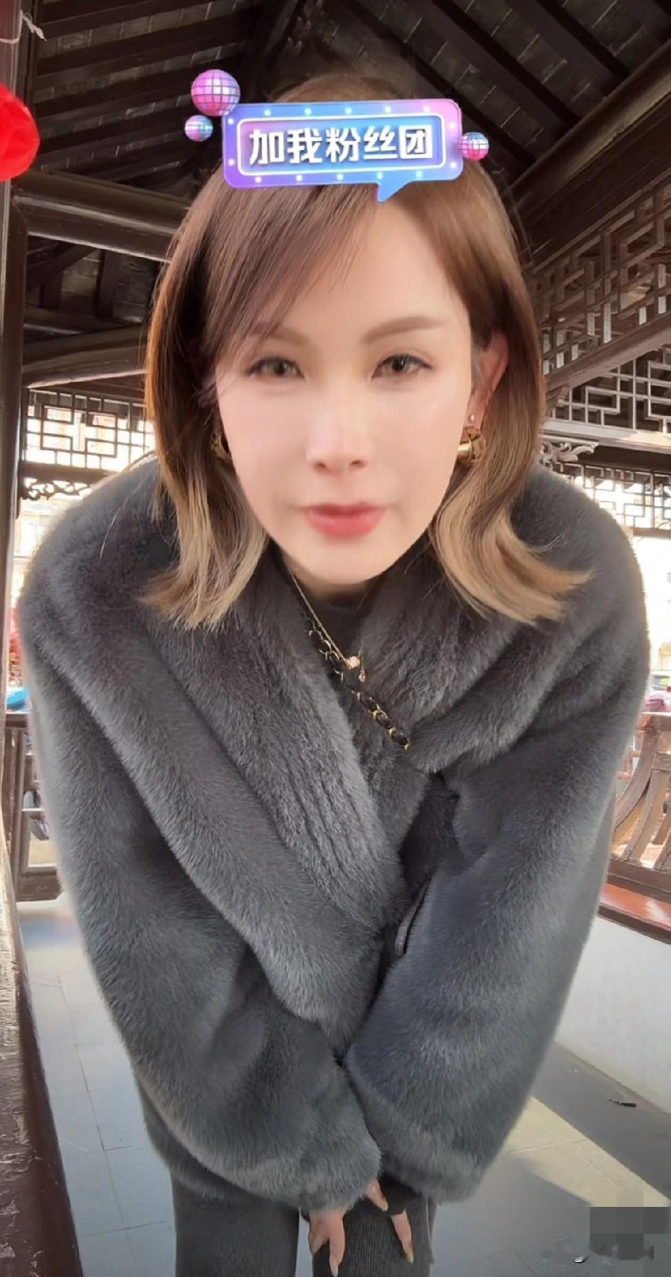 瑾汐的亲二姐二哈今天开启了一场直播，那是他们全家去安徽歙县游玩过程中直播的。
