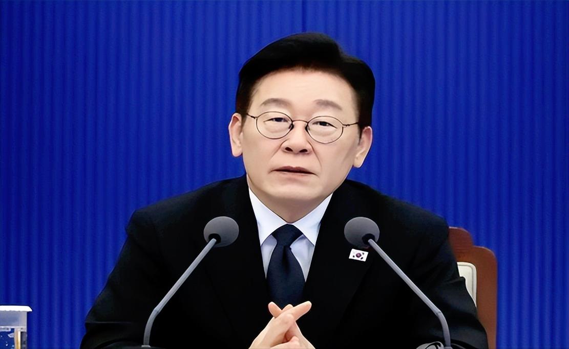 韩国总统李在明最近愁得睡不着觉，上台执政才7个月，要办的事堆成了山，可推进速度慢