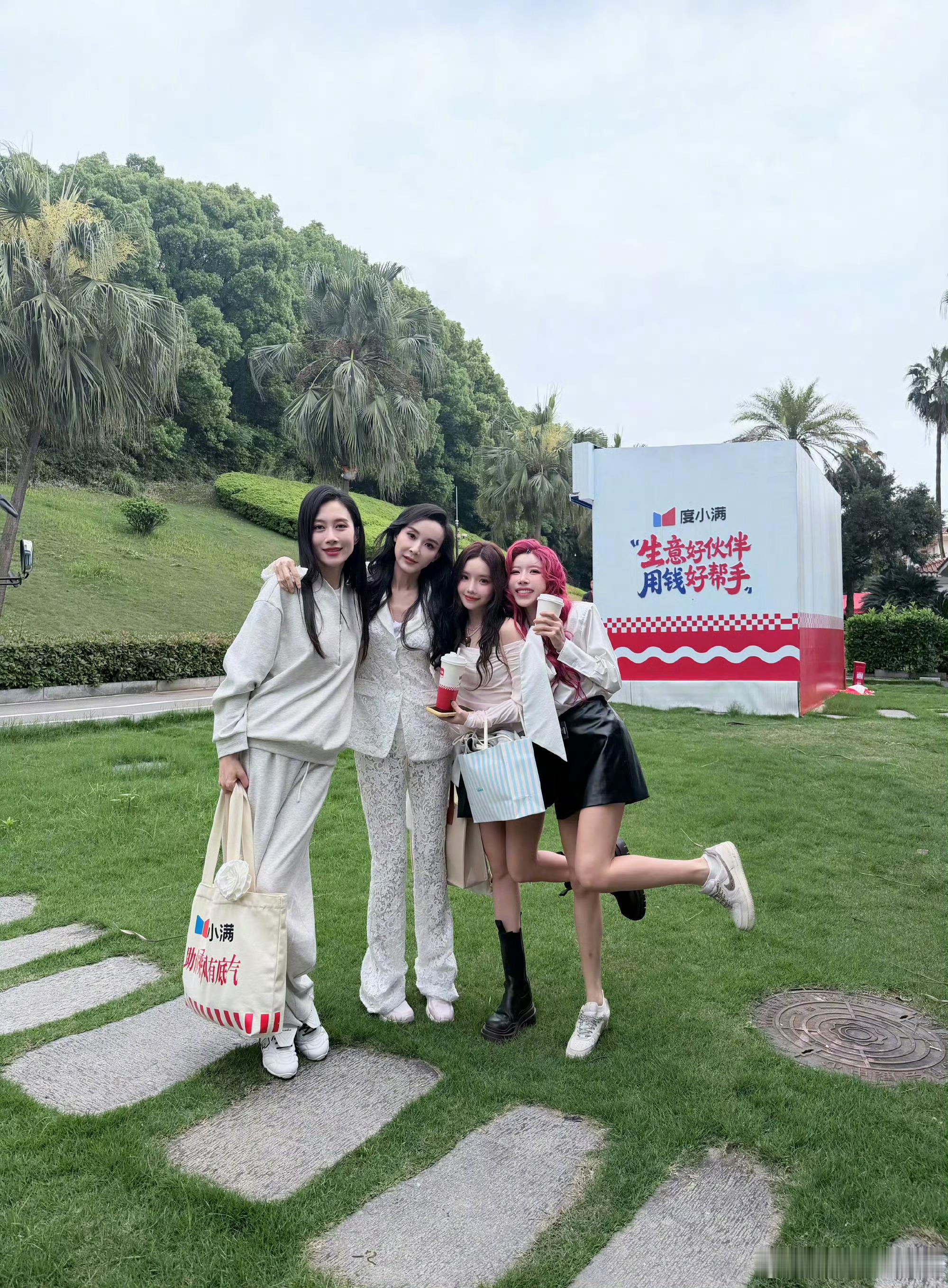 二公组队五连拒，全场唯独温峥嵘被晾到最后。她站起来又坐下，全程保持微笑不卑不亢，