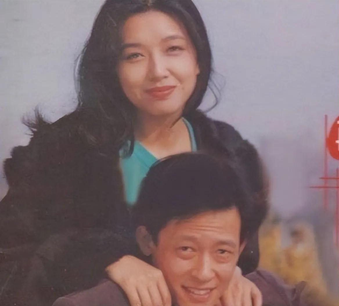 整容前的江珊多美，与王志文合拍的照片最自然不过了。
图三，她与女儿在一起。